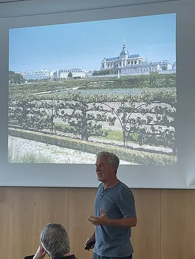 Foto (Tanja Schweizer): Reiner Wahl während seines Vortrags zum Spalierobst in der Mensa der Albert-Schweitzer-Schule Vergessene Obstkultur im Mittelpunkt: Vortrag zu Spalierobst begeistert in Albershausen